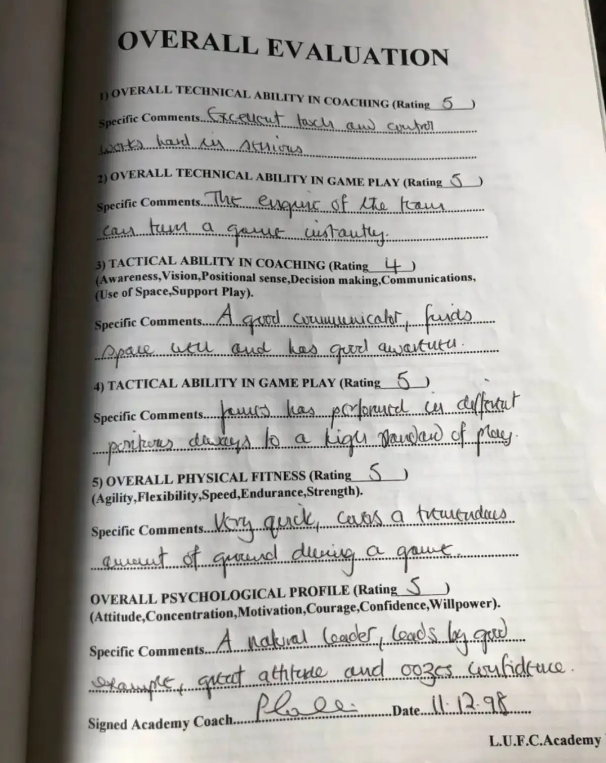 致敬联赛最后一尊大恐龙，他的球员生涯是半部英超历史